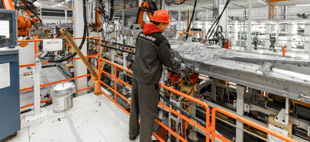 Leveraging Industrial IoT to Optimize Production Efficiency in High-Tech Manufacturing Img